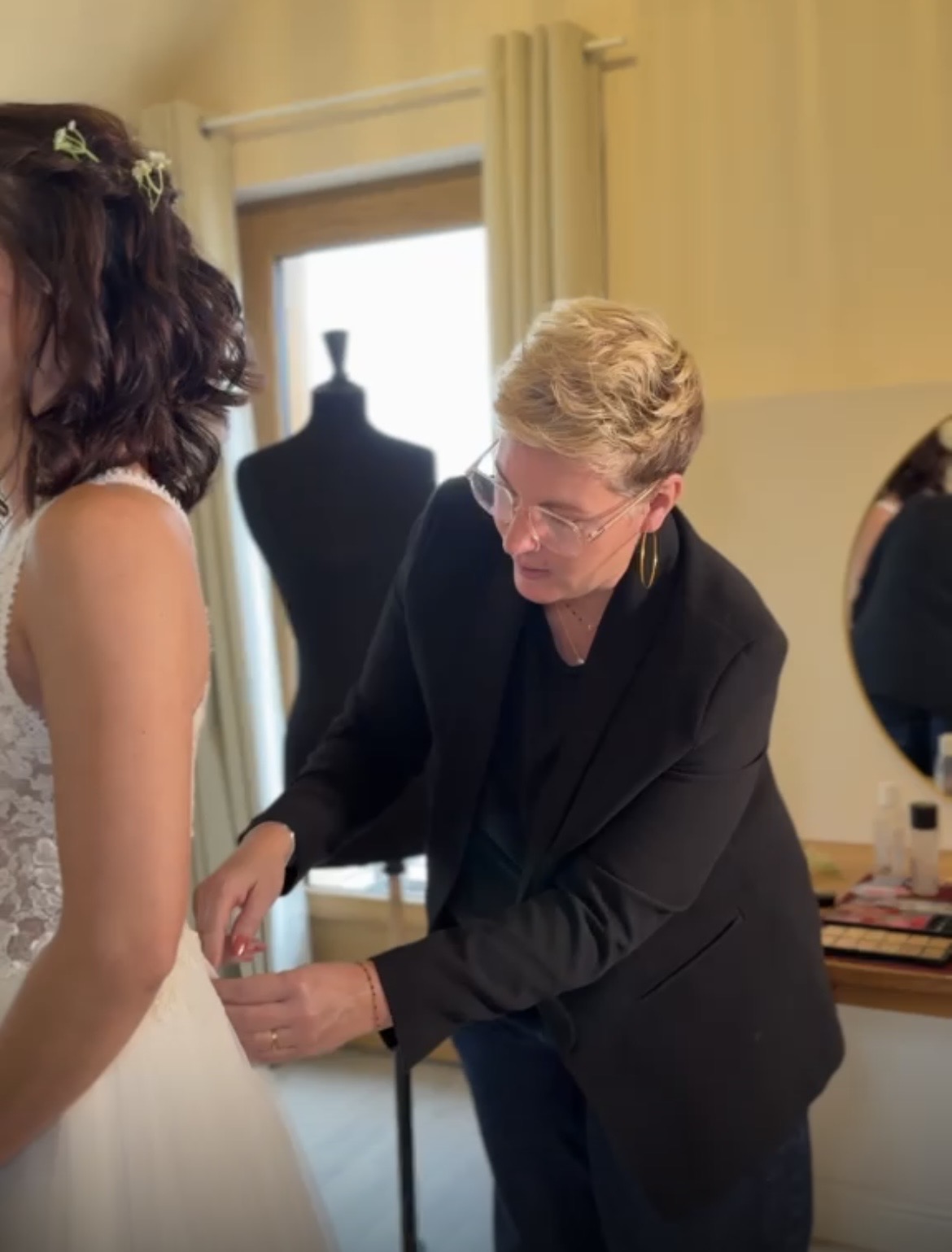 L'habillage de la mariée. Un moment important pour la mariée. Un moment qui prend tout son sens